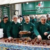 مشارکت در توزیع نذری در صحن غدیر 1