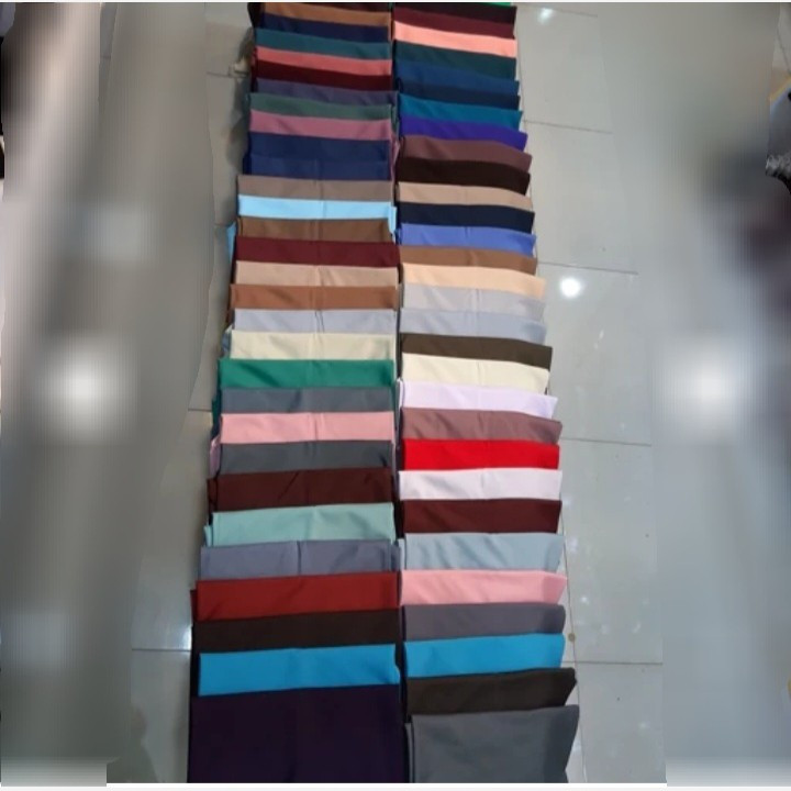 مقنعه کرپ حریر خاویاری قواره 90 و 100 (شامل هدیه)