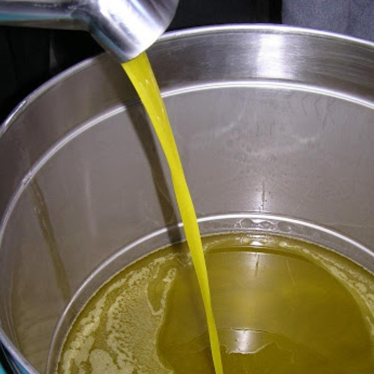 روغن زیتون تازه پرس سرد فرابکر (5 لیتری ) آخر فصل با بوی ملایم و بدون تلخی مستقیم از باغدار شهرستان طارم