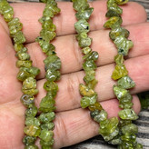 مهره سنگ زبرجد چیپسی یا دفرمه معدنی