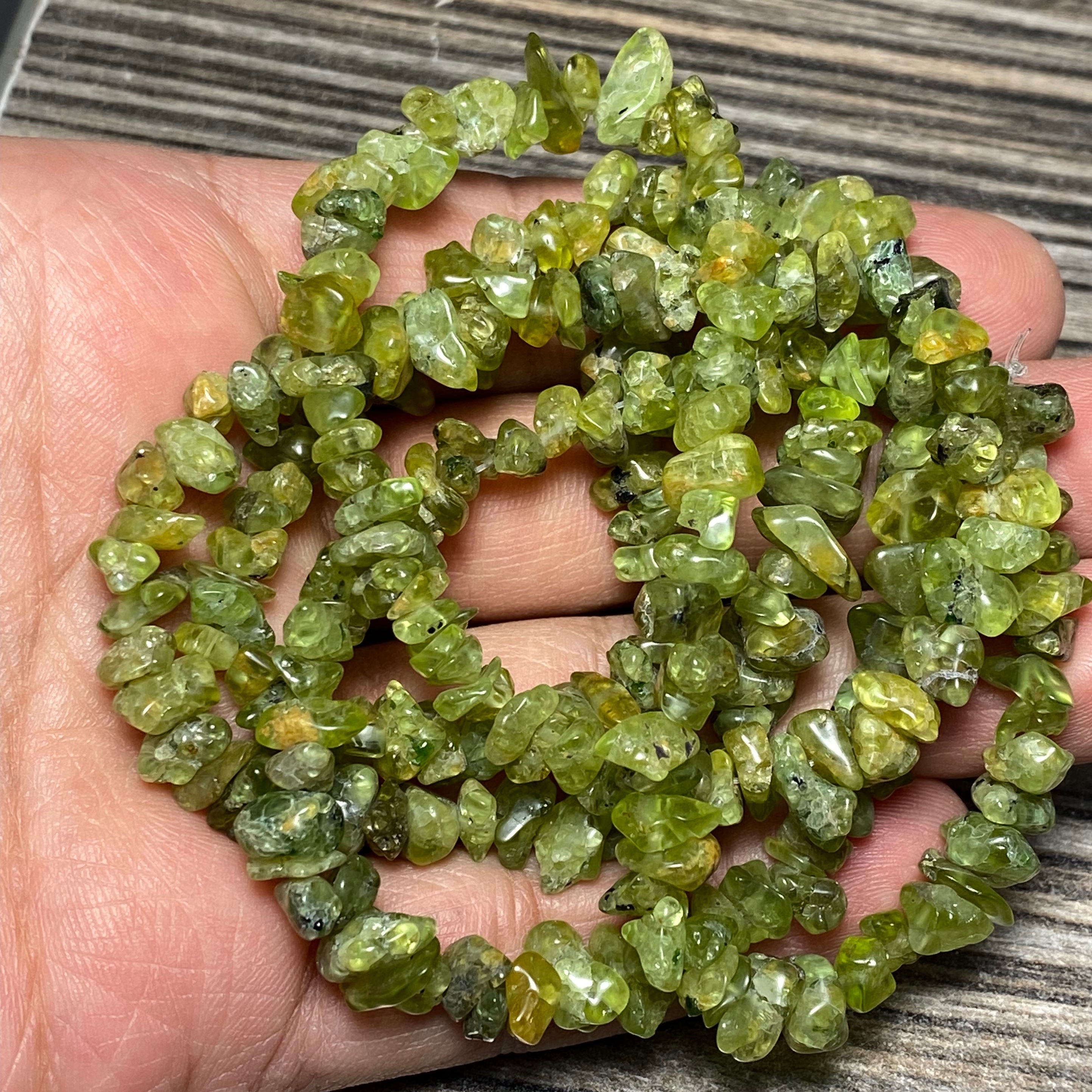 مهره سنگ زبرجد چیپسی یا دفرمه معدنی