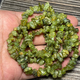 مهره سنگ زبرجد چیپسی یا دفرمه معدنی