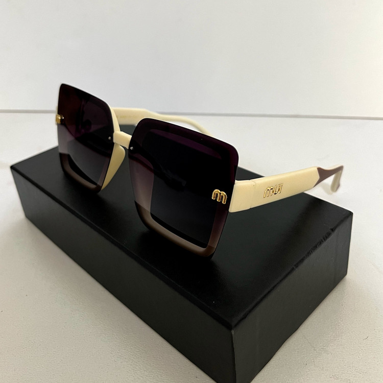 عینک آفتابی زنانه پلاریزه و uv400 برند میو میو همراه با کاور و دستمال