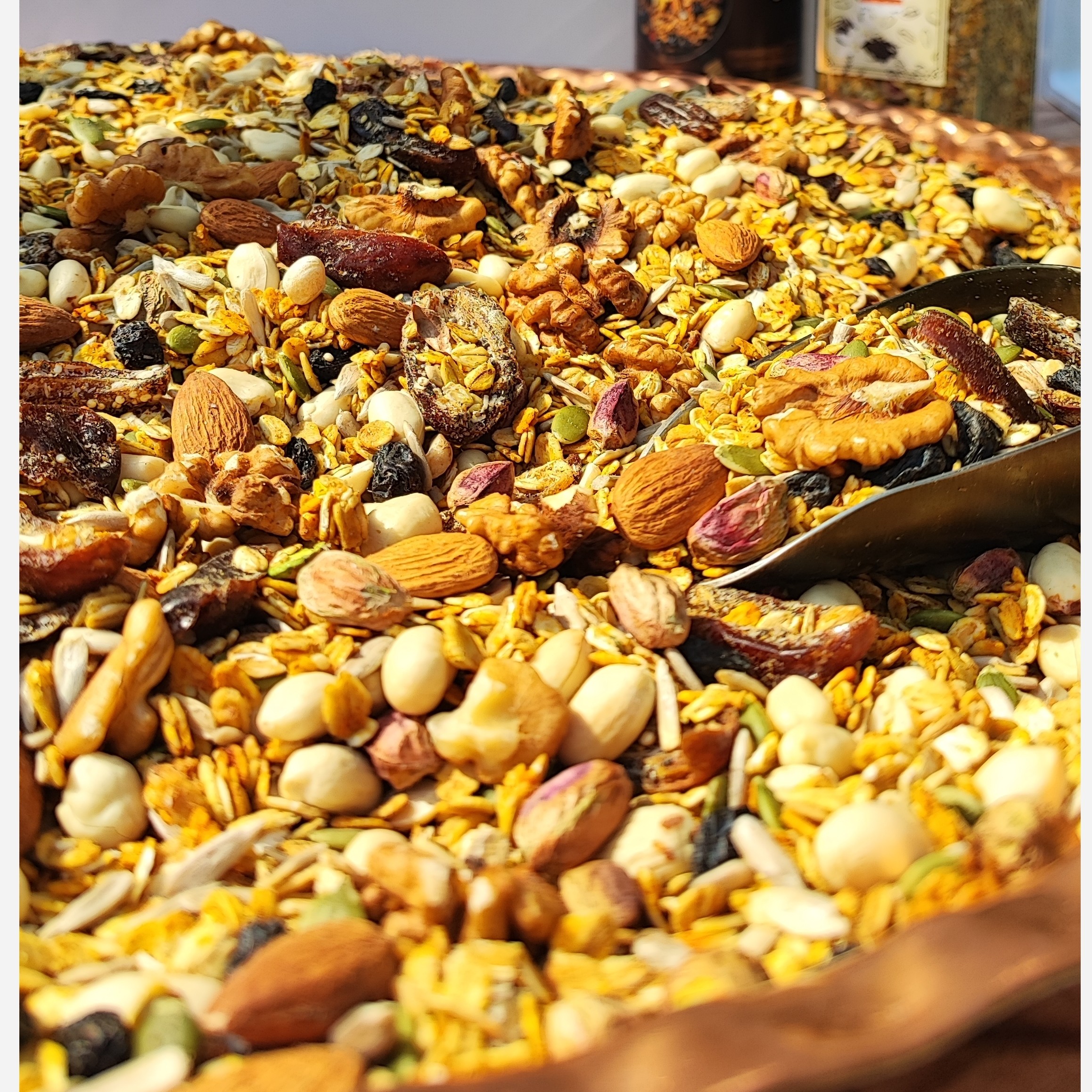 گرانولا 1 کیلویی زعفرونی پرانرژی پرمغز (تولید روزانه)