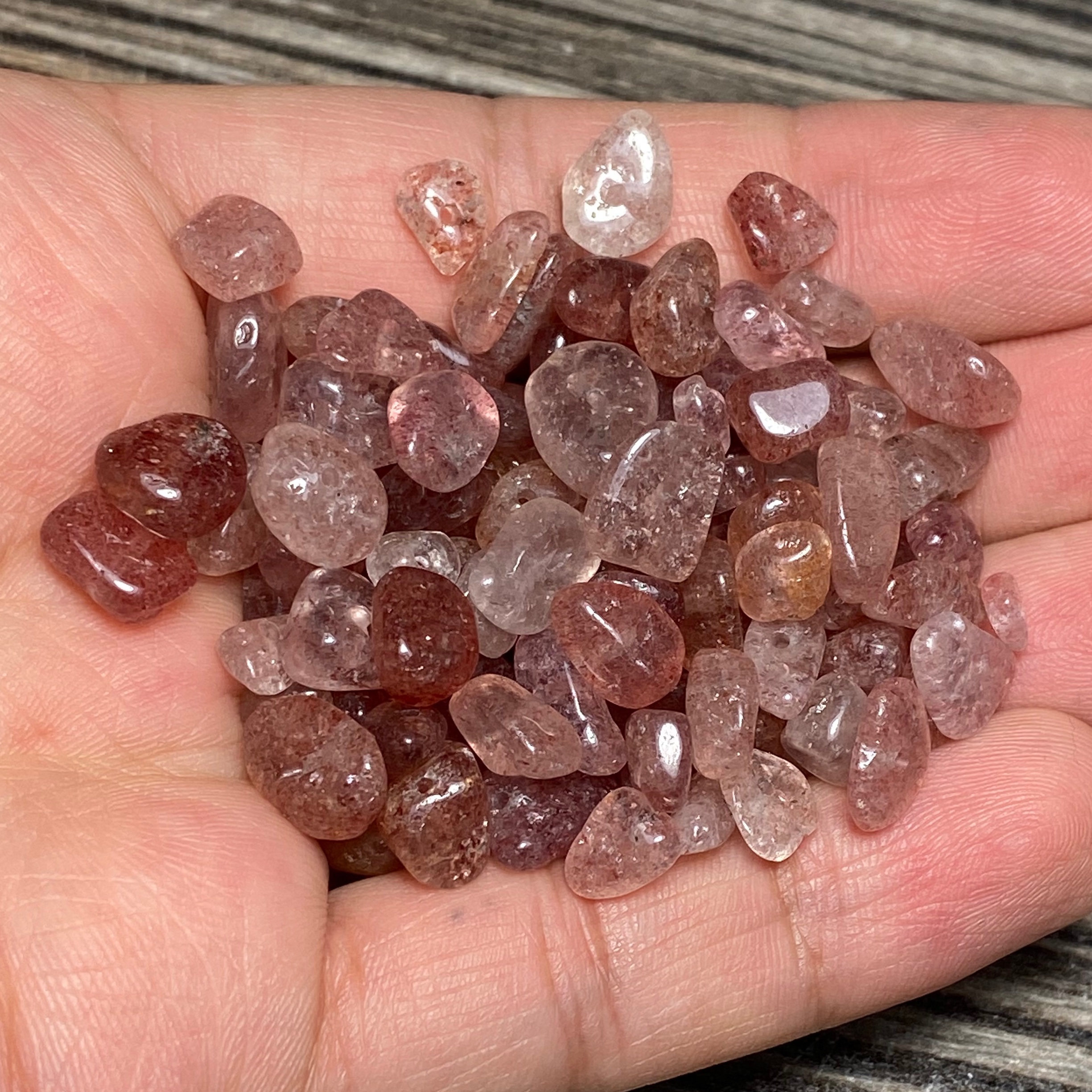 مهره سنگ کوارتز توت فرنگی دفرمه(چیپسی) بسیار خوش رنگ