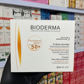 کرم ضدآفتاب بی رنگ بیودرما spf 50( کرم ضد آفتاب مخصوص پوست خشک و معمولی)