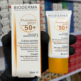 کرم ضدآفتاب بی رنگ بیودرما spf 50( کرم ضد آفتاب مخصوص پوست خشک و معمولی)