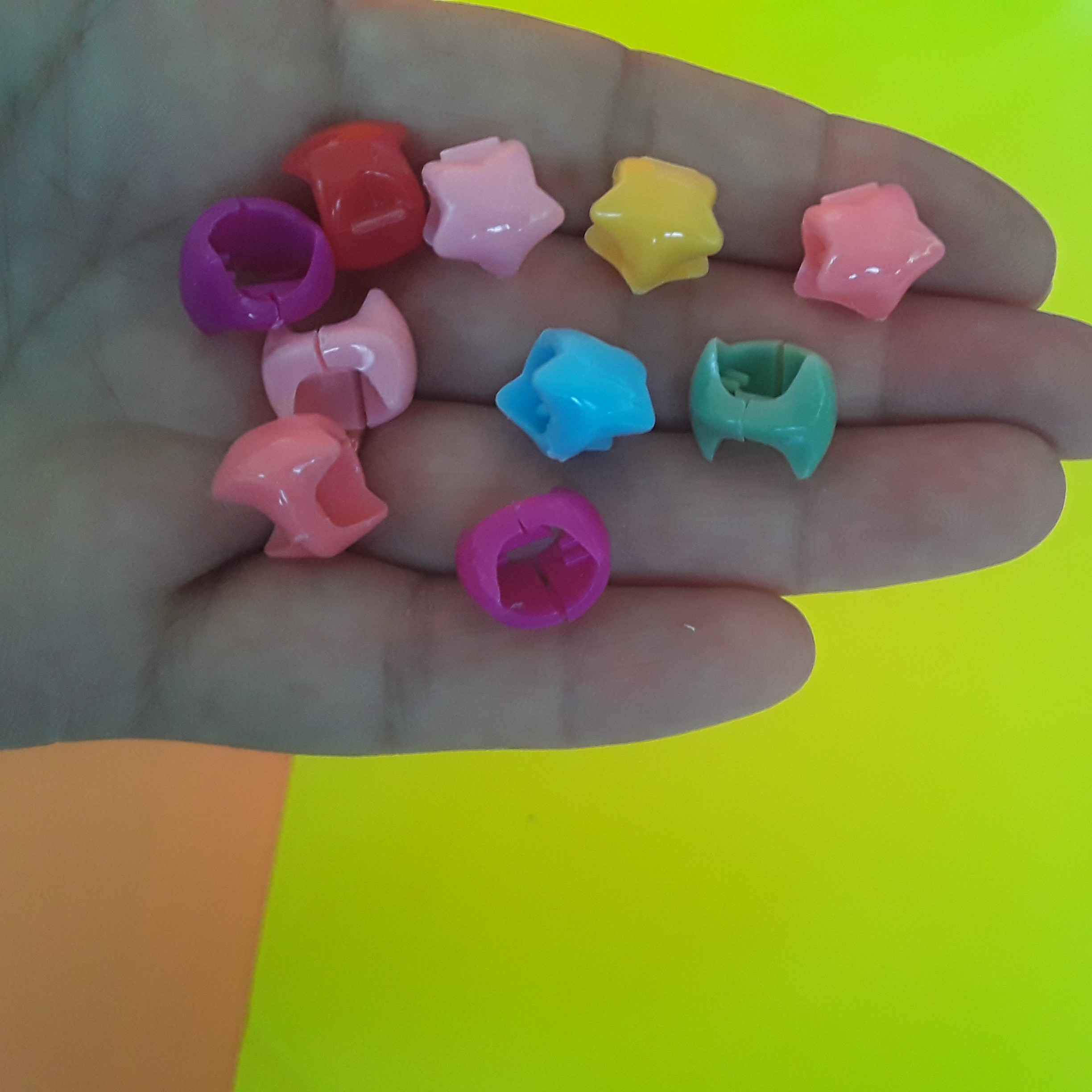 مهره مو رنگی وارداتی یک بسته 10 عددی در چهارطرح ستاره،قلب، گل، گرد.