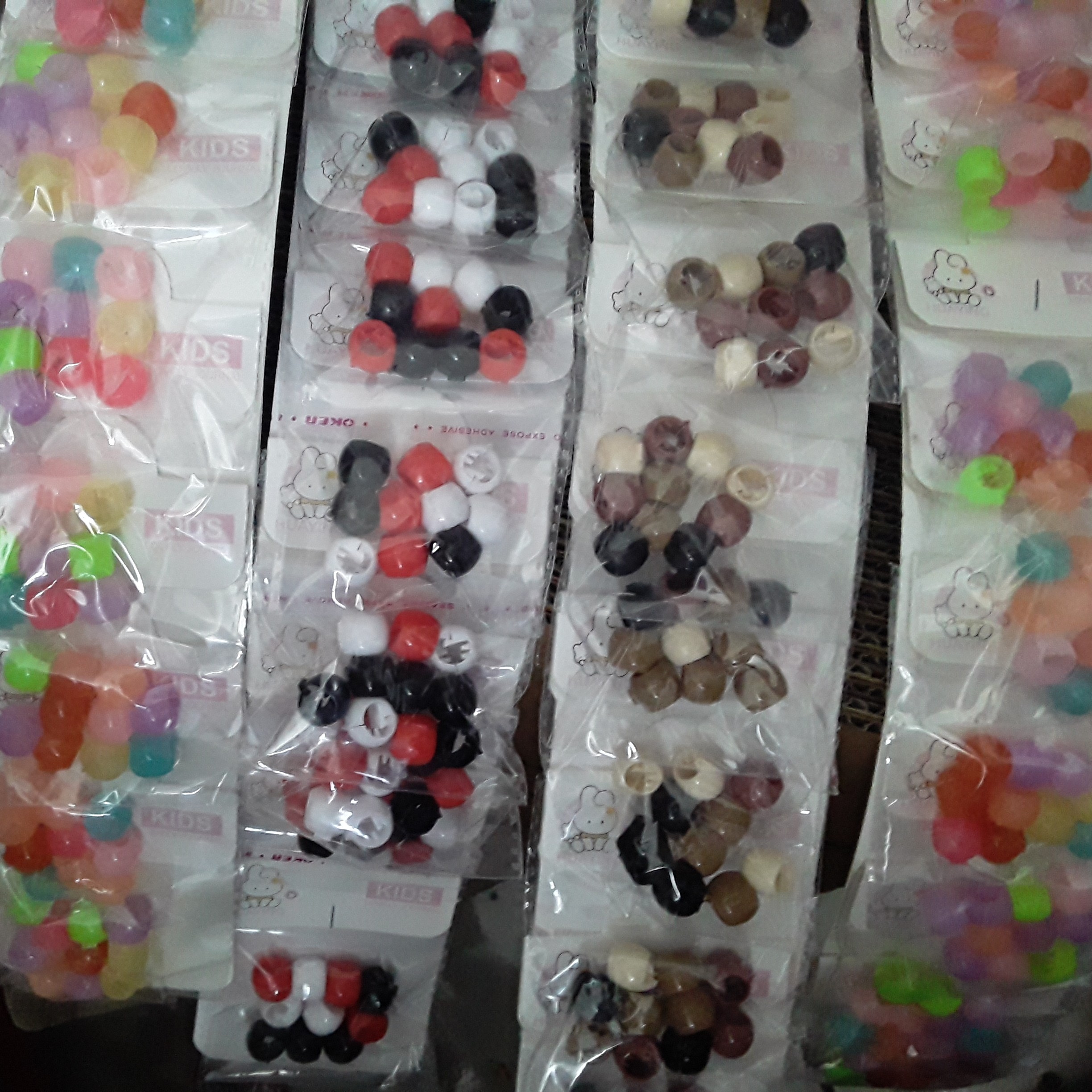 مهره مو رنگی وارداتی یک بسته 10 عددی در چهارطرح ستاره،قلب، گل، گرد.
