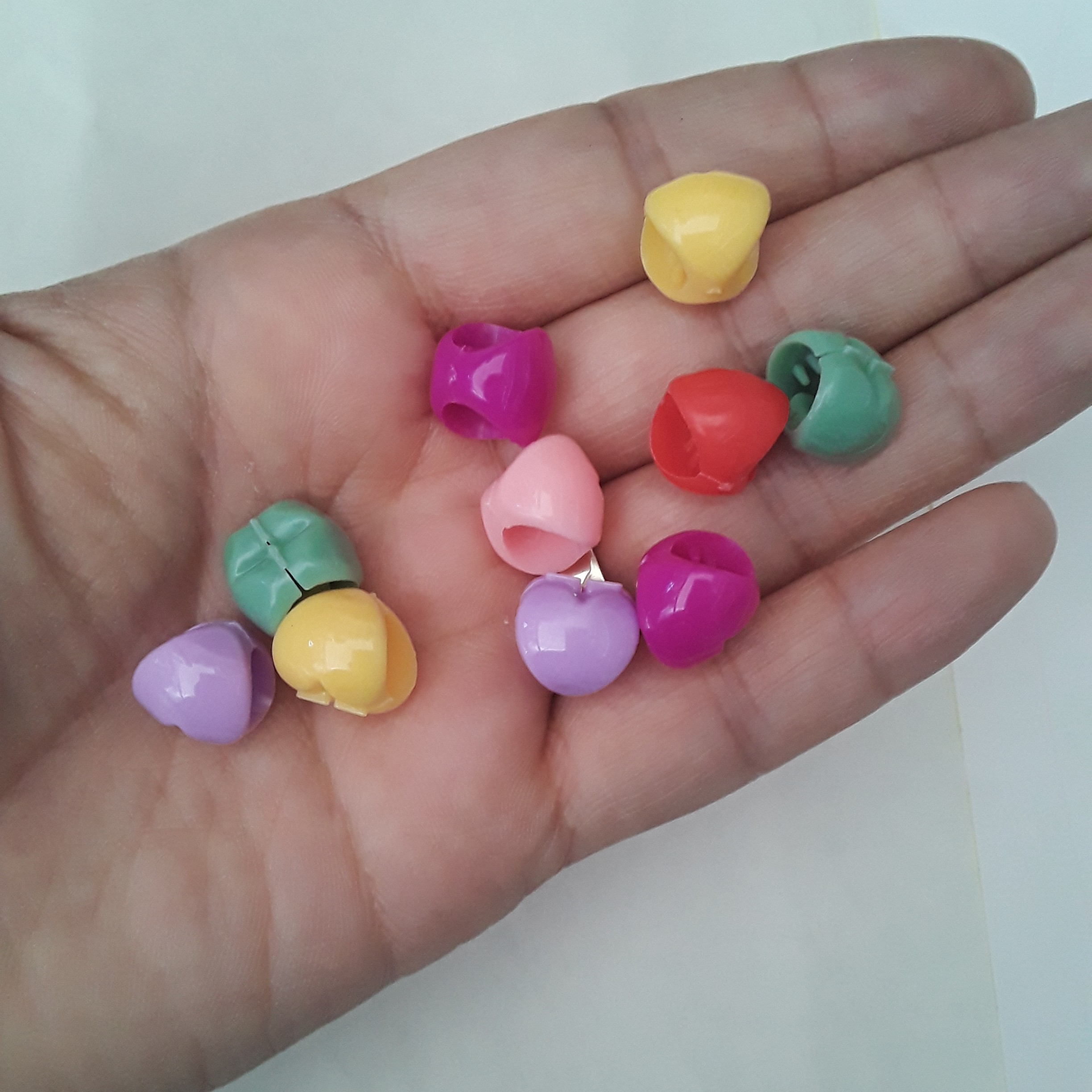 مهره مو رنگی وارداتی یک بسته 10 عددی در چهارطرح ستاره،قلب، گل، گرد.