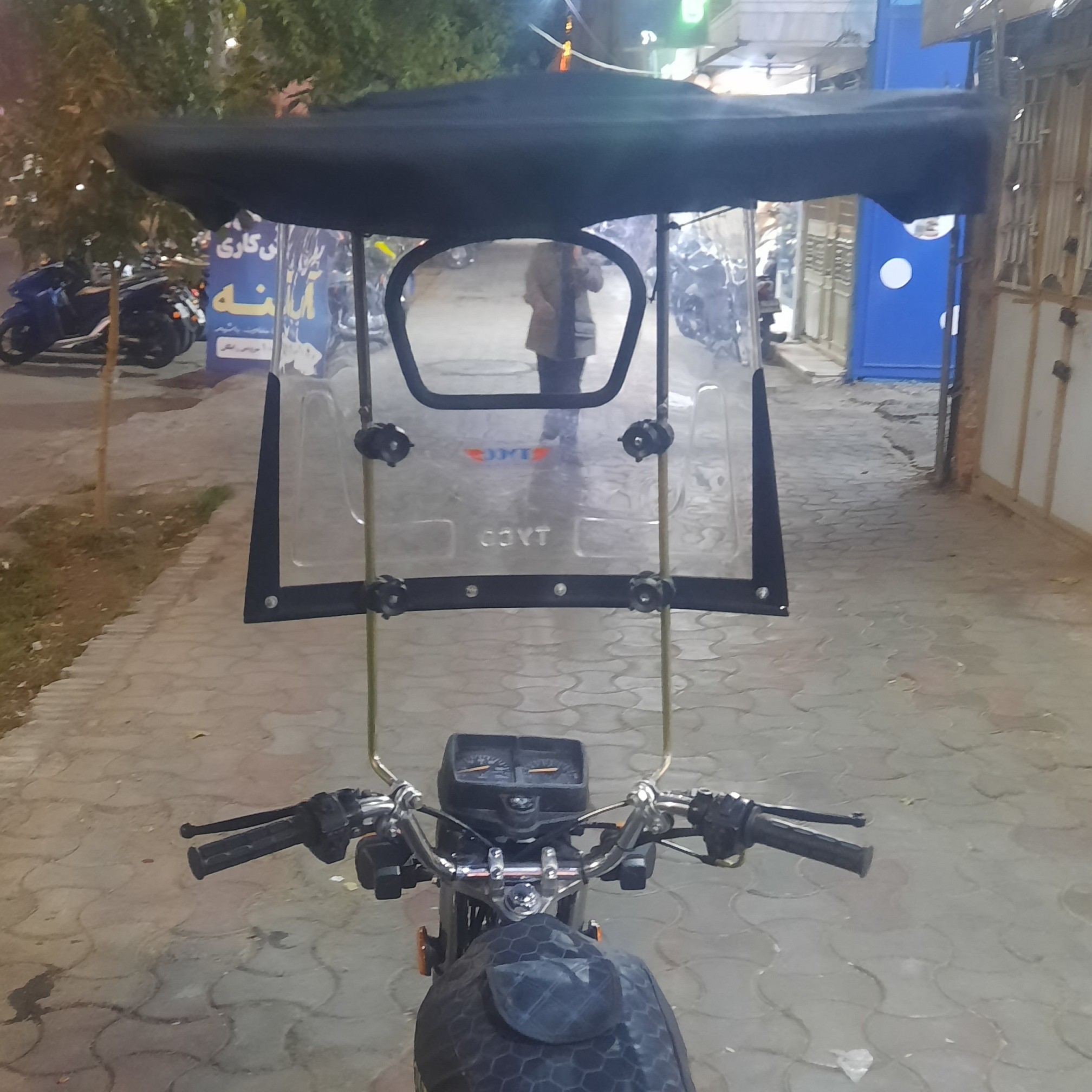 سایبان یا سقفی بالای سردو نفره روی طلق اهرم دار