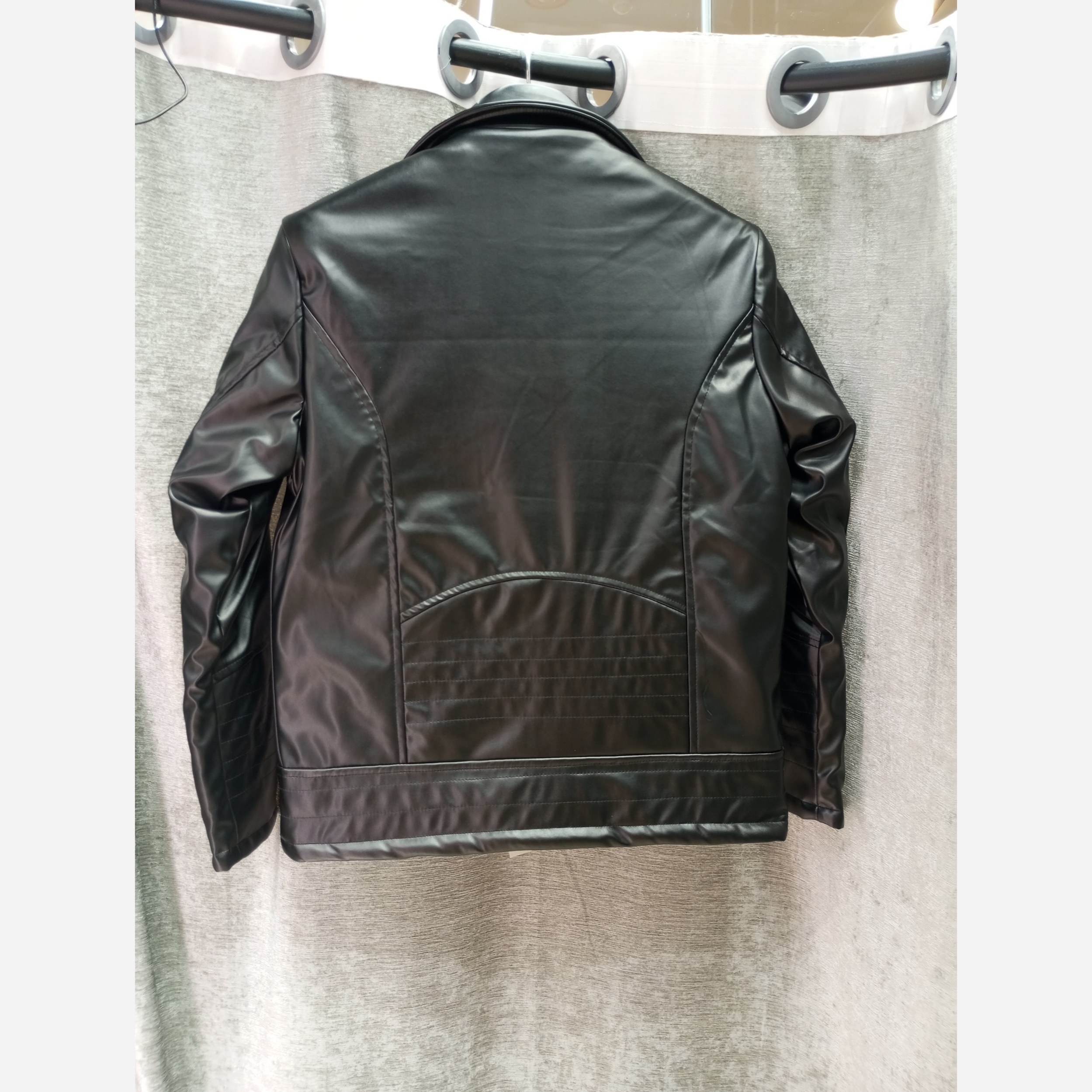 کاپشن مردانه چرم زیپ کج مشکی - در سایزها L- XL- XXL مناسب استفاده در پاییز و زمستان