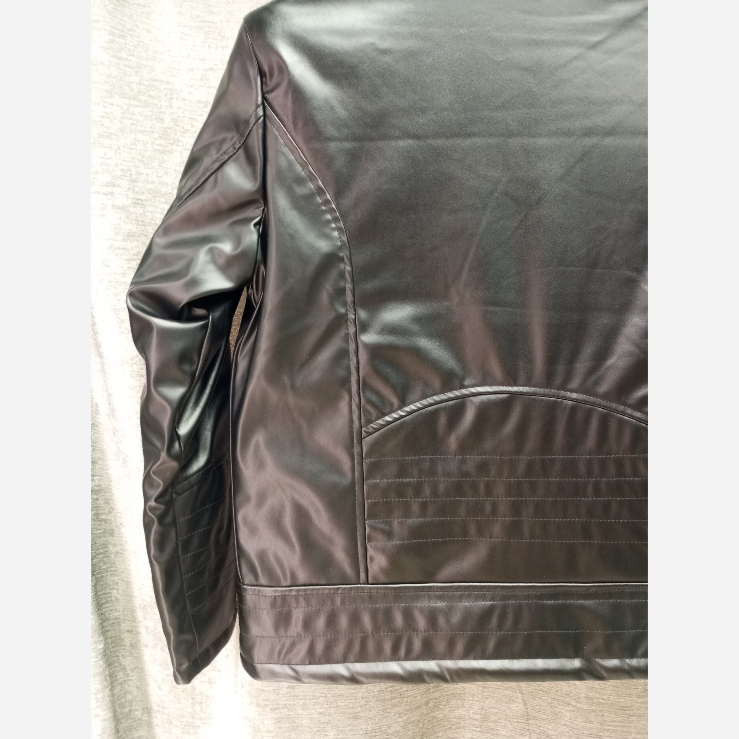 کاپشن مردانه چرم زیپ کج مشکی - در سایزها L- XL- XXL مناسب استفاده در پاییز و زمستان