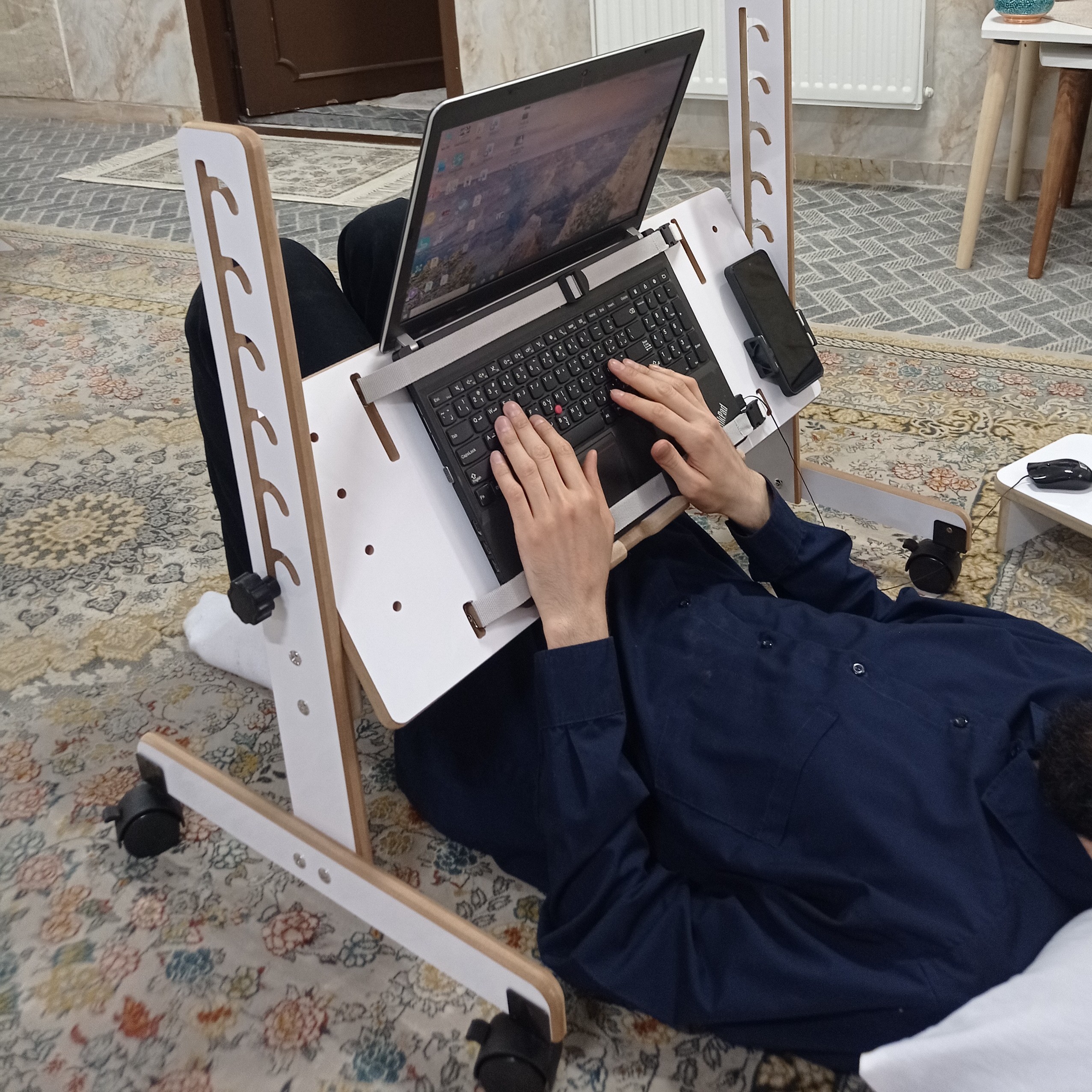 میز لپ تاپ و مطالعه طبی درازکش (پایه چرخ دار - نمونه لپ تاپ)