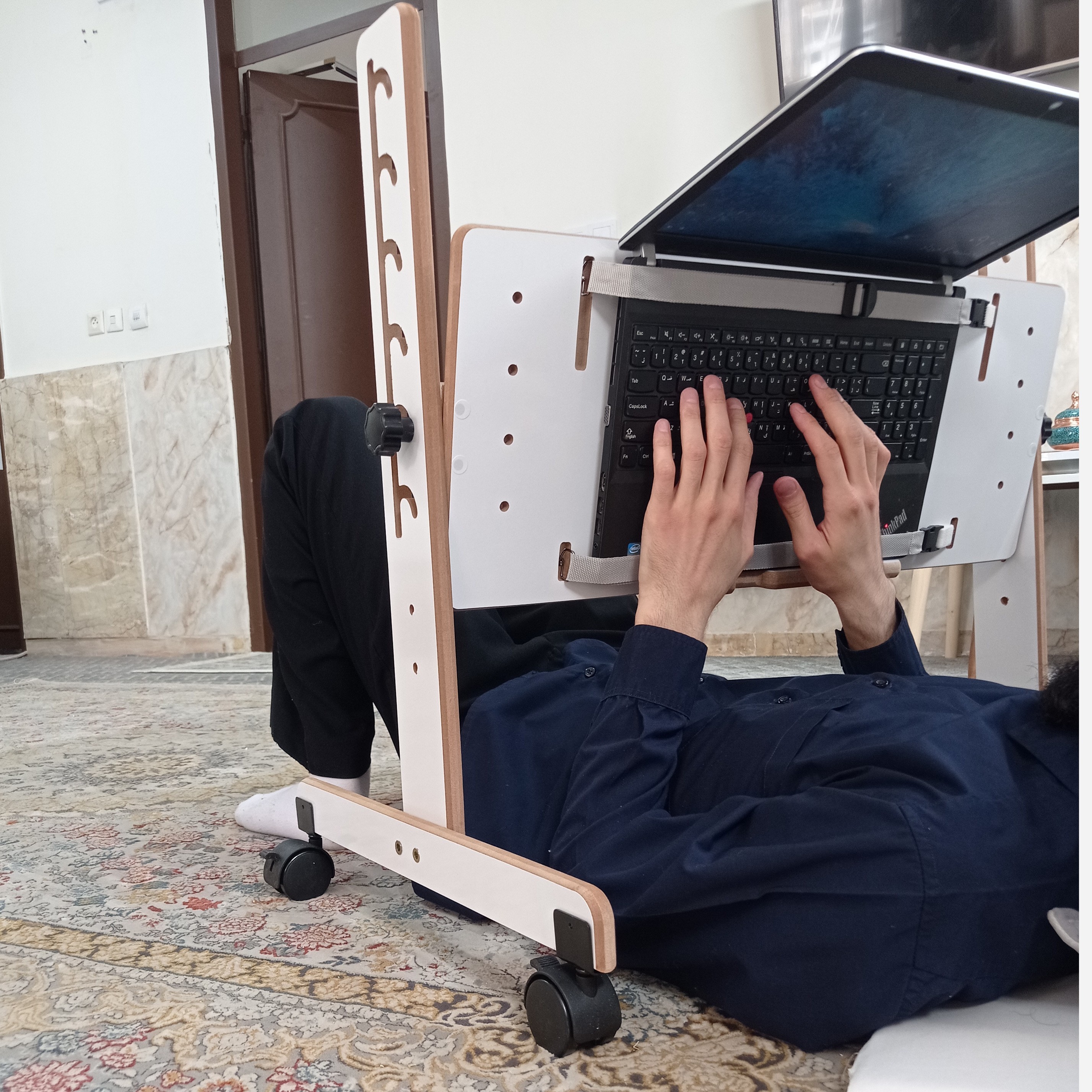 میز لپ تاپ و مطالعه طبی درازکش (پایه چرخ دار - نمونه لپ تاپ)