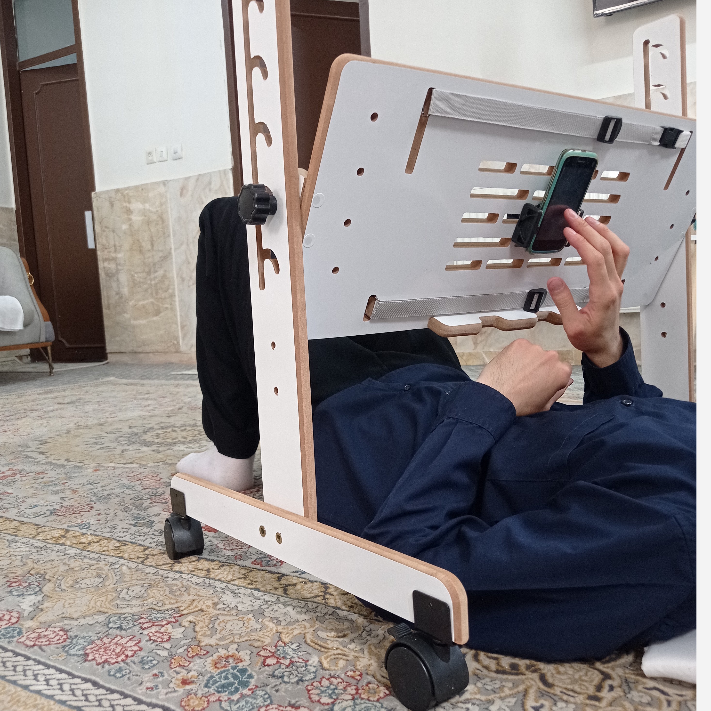 میز لپ تاپ و مطالعه طبی درازکش (پایه چرخ دار - نمونه لپ تاپ)