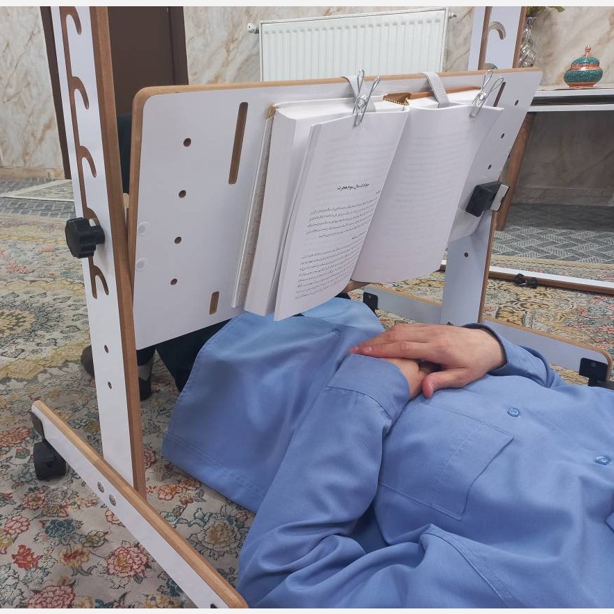 میز لپ تاپ و مطالعه طبی درازکش (پایه چرخ دار - نمونه لپ تاپ)