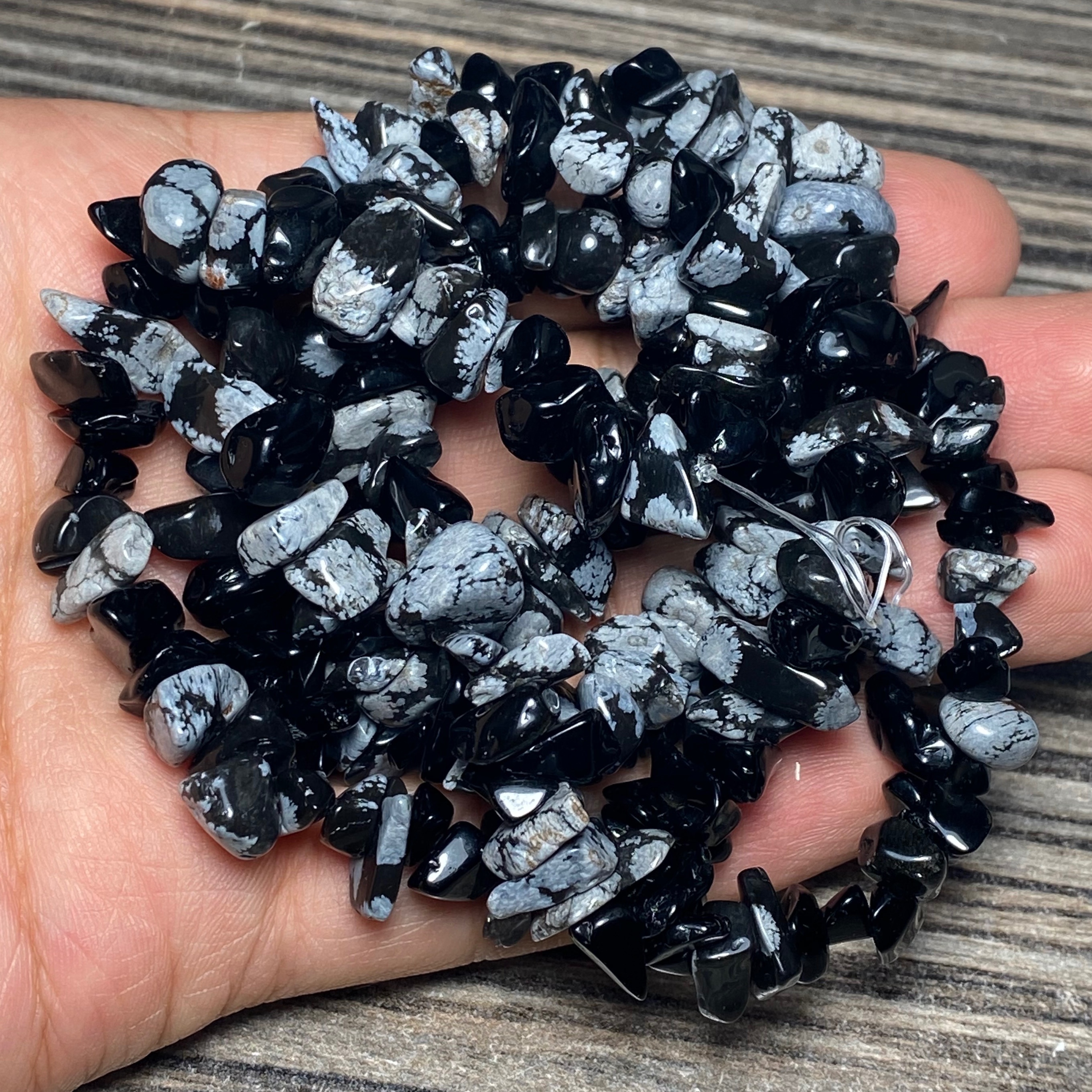 مهره سنگ چیپسی یا دفرمه آبسیدین(ابسیدین لکه برفی)