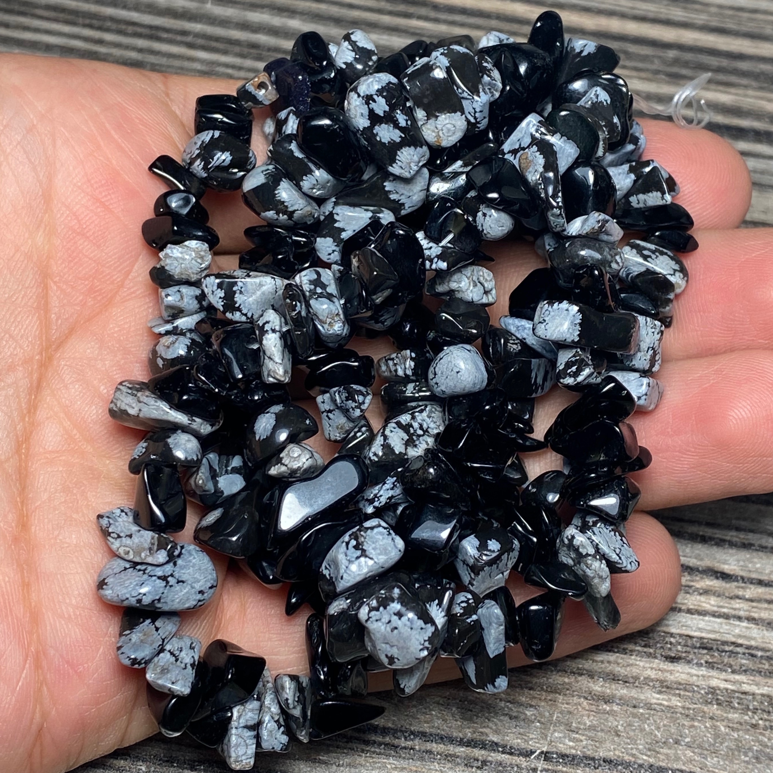 مهره سنگ چیپسی یا دفرمه آبسیدین(ابسیدین لکه برفی)