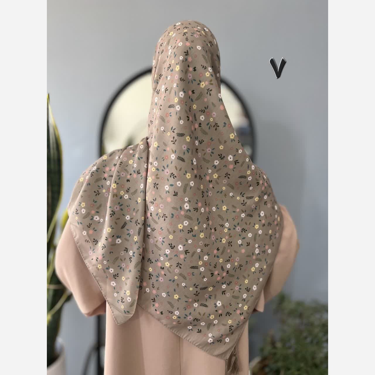 روسری زنانه قواره 140 طرح گل ریز