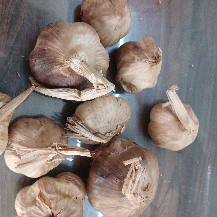 سیر سیاه پاستیلی وشیرین محصول روستا سولان