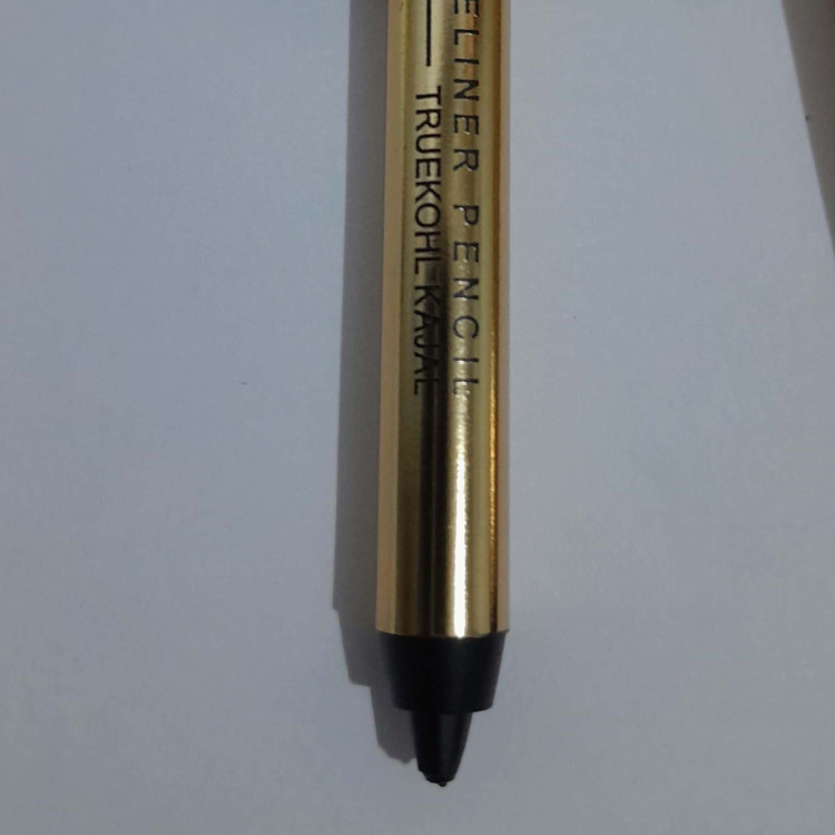 مداد چشم شمعی دوسه طلایی دارای بافتی نرم و روان با ماندگاری بالا دارای رنگدانه های کاملا سیاه قابل تراش