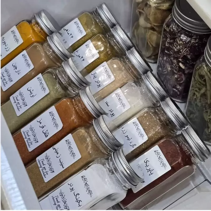 پک 12 عددی شیشه ادویه مکارتی 12سانت همراه با دو عدد استند و سر نمکپاش و لیبل