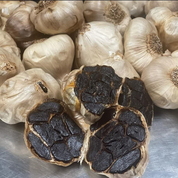سیرسیاه پاستیلی (3 کیلویی) شیرین تخمیر شده از سیر سفید درجه یک همدان