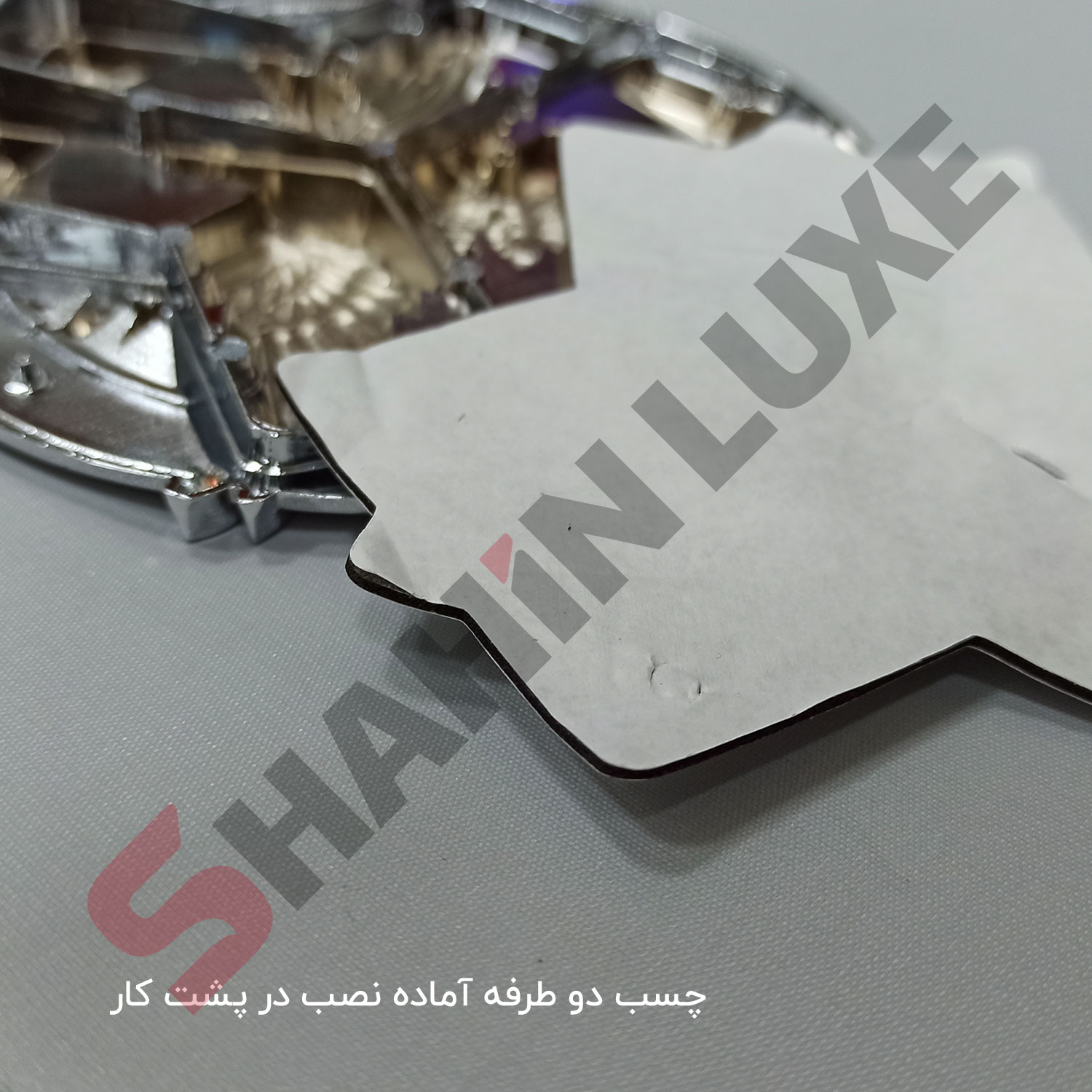 آرم لوگو پرنده جلو پنجره و صندوق شاهین | شاهین لوکس