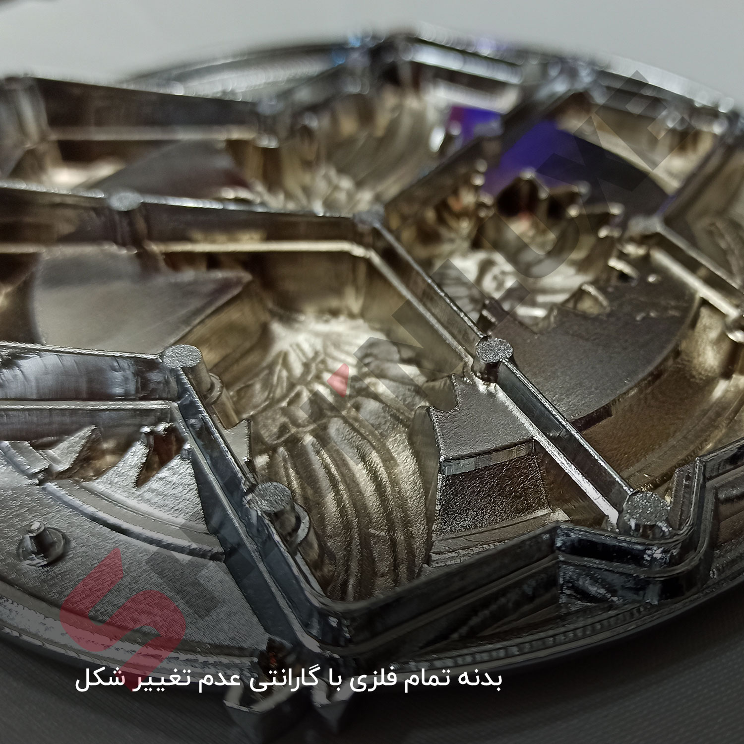 آرم لوگو پرنده جلو پنجره و صندوق شاهین | شاهین لوکس