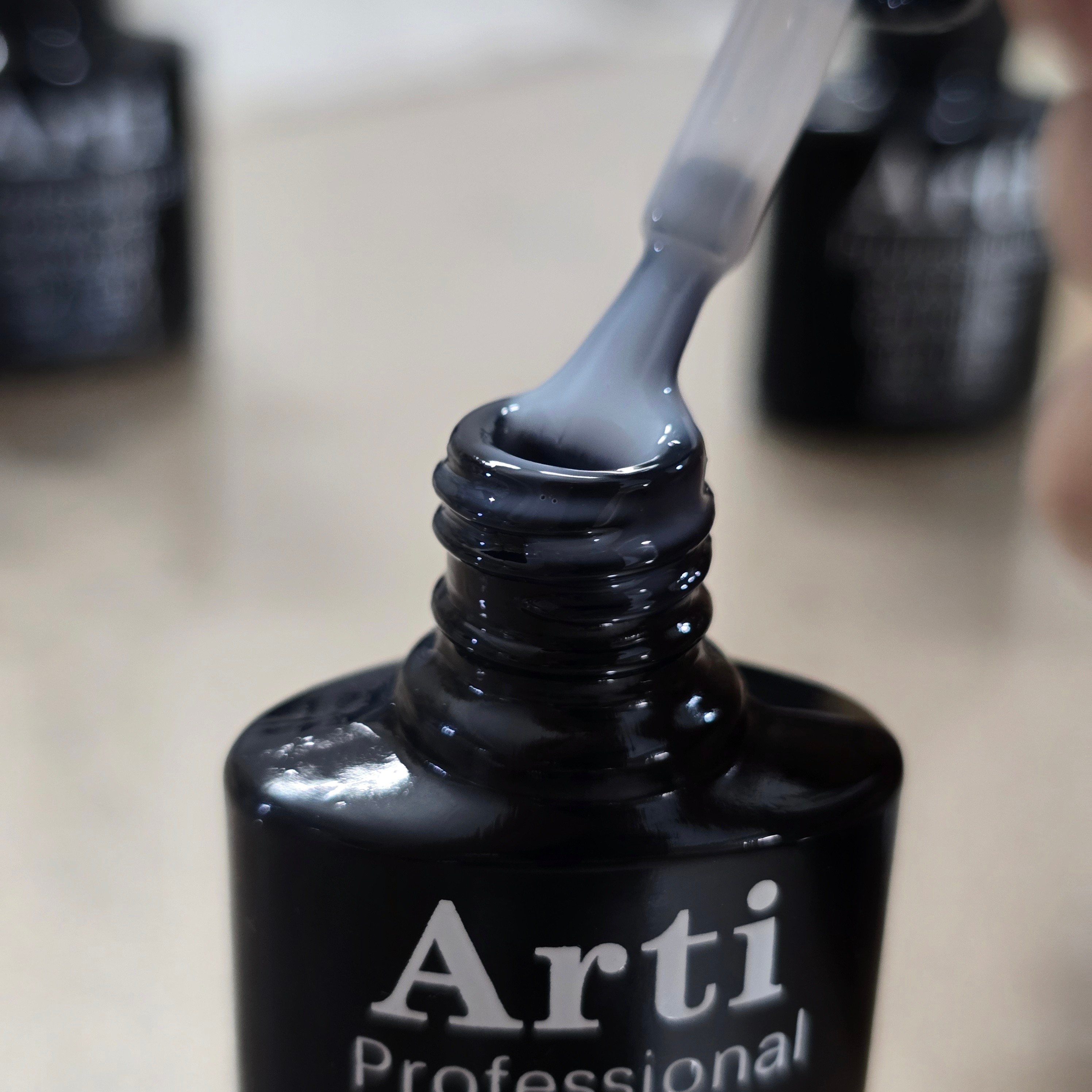 لاک ژل کاشت ناخن آرتی Arti رنگ پرفروش شیری و صدفی