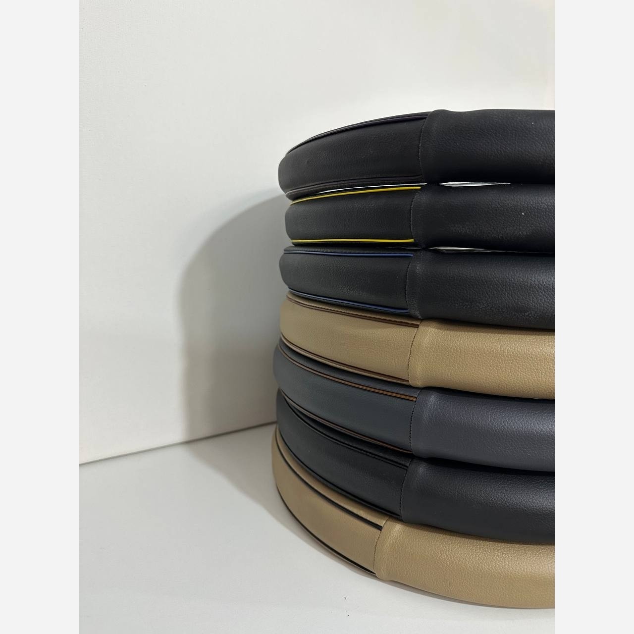 دور فرمان خودرو (کد253)/روکش دور فرمان حلقه ای چرم/دور فرمان مناسب انواع خودرو(پراید، پژو، سمند، تیبا، دنا، 206، ال90)