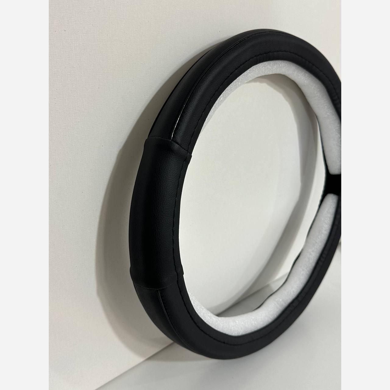 دور فرمان خودرو (کد253)/روکش دور فرمان حلقه ای چرم/دور فرمان مناسب انواع خودرو(پراید، پژو، سمند، تیبا، دنا، 206، ال90)