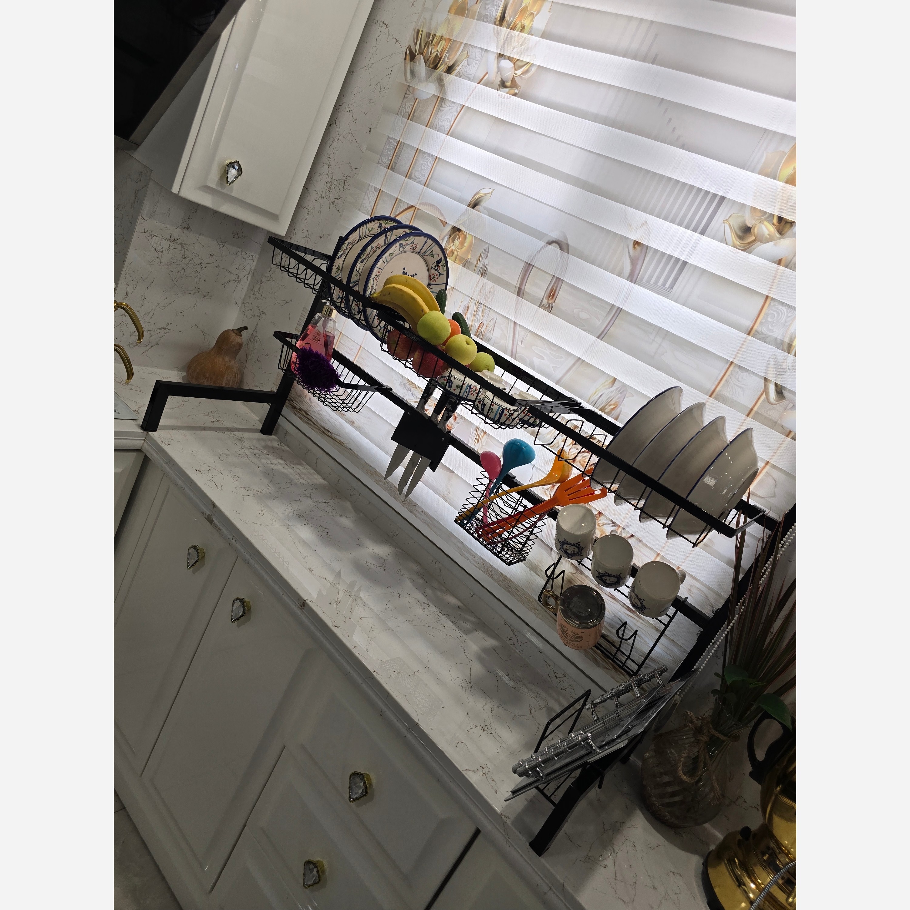 آبچکان پشت پنجره ای 8 سبده حاوی جاچاقویی